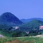 Estampe couleur illustrant un chariot attelé, une ferme, une rivière et de grosses montagnes en arrière-plan